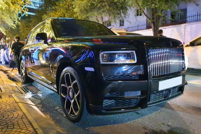  Rolls-Royce Cullinan được trang bị động cơ V12 twin-turbo 6.75L công suất 571 mã lực và mô-men xoắn 850 Nm. Bản Black Badge có sức mạnh 600 mã lực và 900 Nm. 