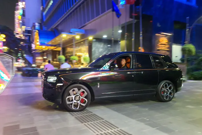  Dẫn đầu đoàn xe này là chiếc Rolls-Royce Black Badge Cullinan mang biển số Việt Nam. Chiếc xe mang ngoại thất màu đen và đường Coachline màu cam tương phản. 