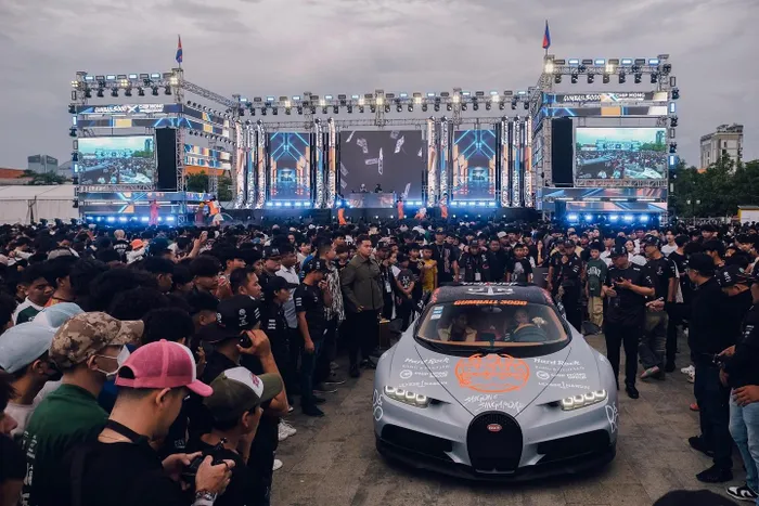  Tối cùng ngày, đoàn siêu xe Gumball 3000 đã có mặt tại Phnom Penh, thủ đô Campuchia với sự góp mặt của hàng chục nghìn người hâm mộ. Gumball 3000 sẽ kết thúc vào ngày 22/9 tại Singapore. 