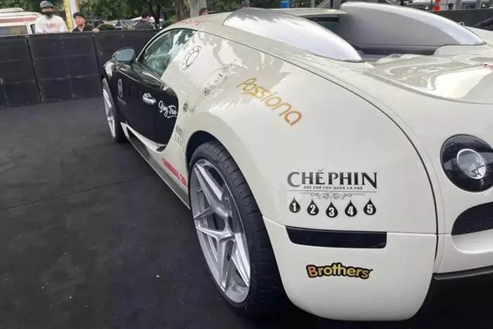 Trên toàn thế giới chỉ có 450 xe Bugatti Veyron được sản xuất và so với nhiều xe bản tiêu chuẩn, "ông hoàng tốc độ" đang có mặt trong garage xe của cùng với McLaren Senna, Porsche 918 Spyder hay Ford GT tiêu chuẩn có điểm khác biệt chính là phần đèn pha được độ theo bản Bugatti Veyron Super Sport.