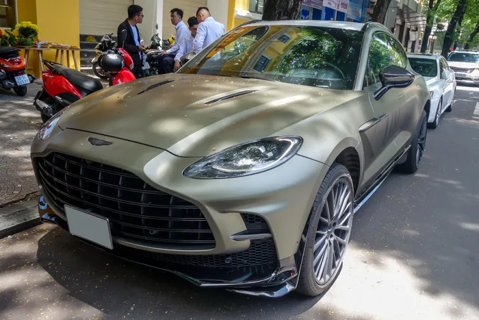  Aston Martin DBX707 là phiên bản hiệu năng cao của dòng SUV siêu sang DBX. Đúng với tên gọi, động cơ V8 Biturbo dung tích 4.0L sản sinh công suất tối đa 707 mã lực. 