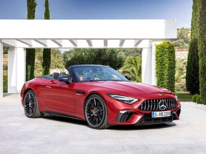  Ở thị trường Mỹ, Mercedes-AMG SL 63 4MATIC+ có giá 188.050 USD. Các đối thủ của mẫu roadster này bao gồm Porsche 911, BMW 8-Series... 