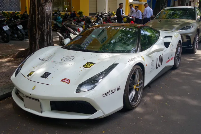  Ferrari 488 GTB là một mẫu xe "phải có" của những nhà sưu tập xe vào khoảng những năm 2016 - 2017, bên cạnh Lamborghini Huracan hay Audi R8 V10... 