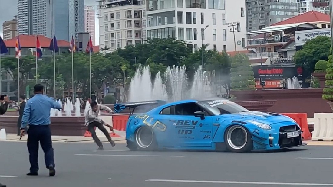 Loạt sự cố xảy ra với siêu xe Gumball 3000: 'Bán tải' Rolls-Royce hầm hố cũng 'chào thua' đường ĐNÁ - Ảnh 10.