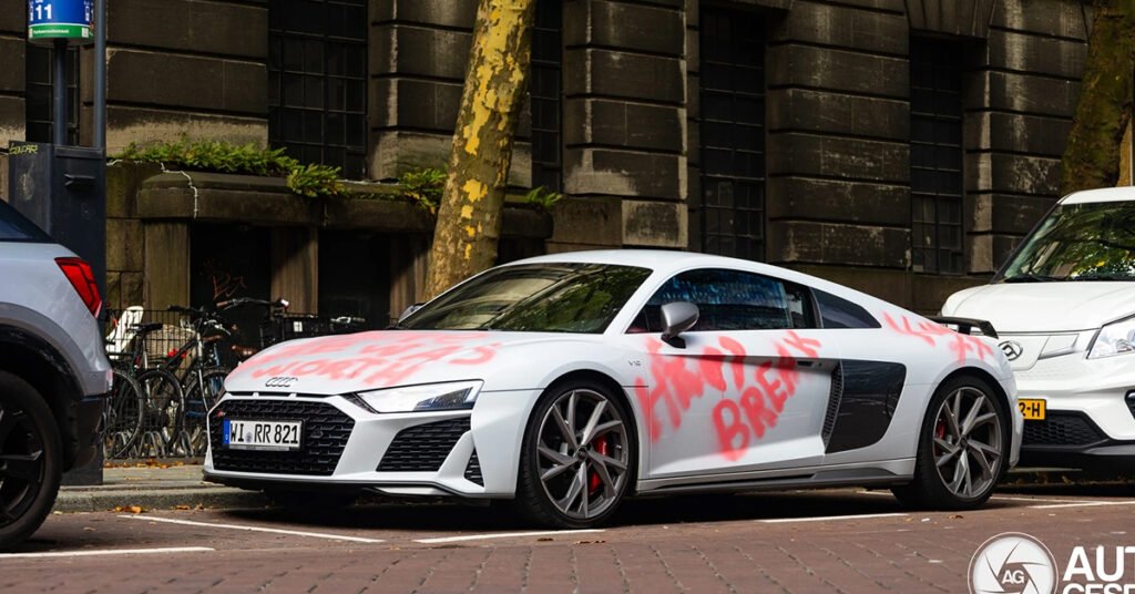 Audi R8 V10 Performance trở thành "nạn nhân" khi bị xịt sơn khắp xe, và đây rất có thể là nguyên do?