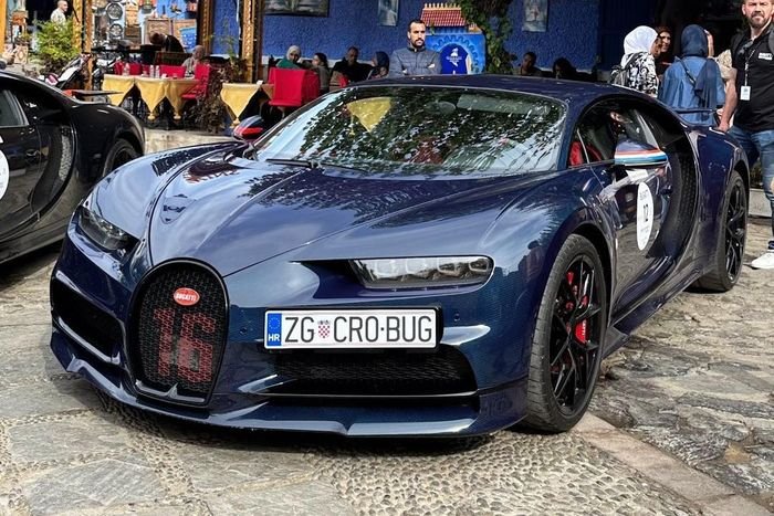  Bugatti Chiron Sport là phiên bản thể thao hơn của Chiron, được nâng cấp nhiều vật liệu nhẹ cùng hệ thống ống xả mới. Đặc biệt hơn, đây là mẫu xe cá nhân của Giám đốc Bugatti là ông Mate Rimac, vốn cũng tham gia hành trình này. 