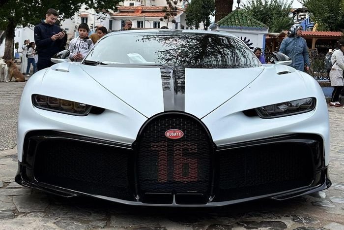  Bugatti Chiron Pur Sport là phiên bản nâng cấp từ mẫu hypercar Chiron với thiết kế khí động học cùng cánh gió cố định cỡ lớn. Phiên bản này được sản xuất giới hạn 60 chiếc với giá từ 3,55 triệu USD. 