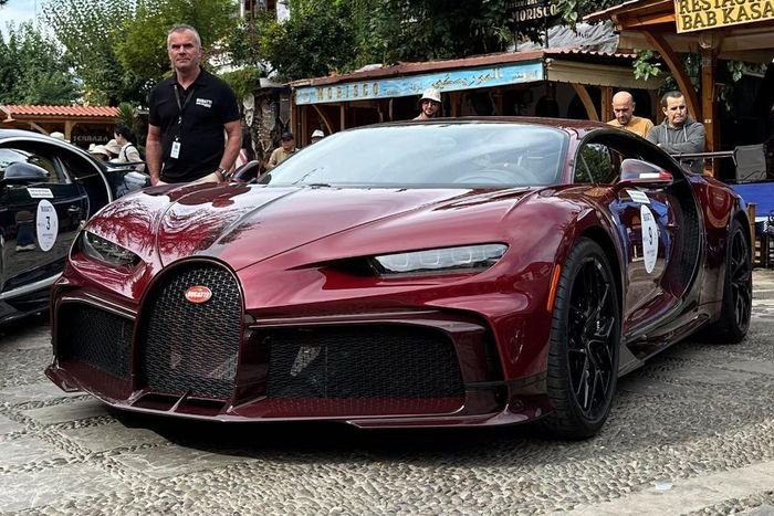  Trong đoàn xe còn có sự xuất hiện của một chiếc Bugatti Chiron Pur Sport khác. Với thiết kế tối ưu tính khí động học, cánh gió phía sau có kích thước lên đến 1,9 m. 