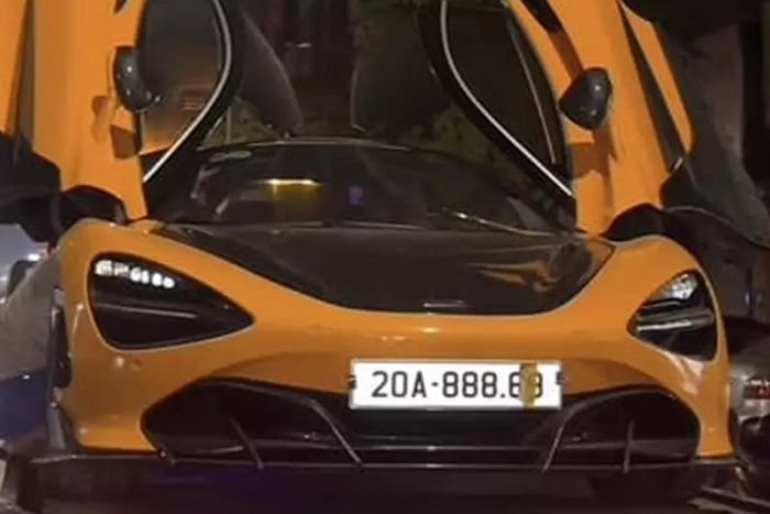 Chiếc siêu xe McLaren 720S từng của Huấn hoa hồng có ngoại thất được sơn màu cam mang mã McLaren Orange, chưa hết, siêu xe này còn mang gói độ hơn 2 tỷ đồng, đến từ nhà độ của Nga là TopCar Designs. Giá bán của siêu xe này được showroom chuyên mua bán xe lướt ở Hà Nội tiết lộ trước đó là 14,8 tỷ đồng.