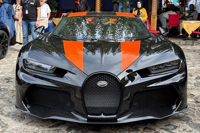  Ra mắt vào tháng 9/2019, Chiron Super Sport 300+ là chiếc xe nhanh nhất của Bugatti, đồng thời là mẫu xe thương mại đầu tiên vượt ngưỡng tốc độ 300 dặm/giờ (482,8 km/h). 