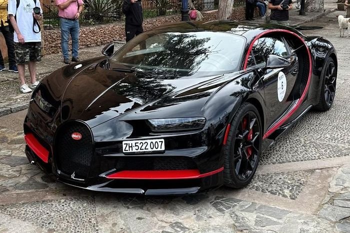  Một chiếc Bugatti Chiron khác đến từ Crotia cũng xuất hiện trong dàn xe trên. Tuy nhiên, biển số của chiếc xe này từng thuộc về một chiếc Veyron 16.4 Grand Sport Vitesse. 