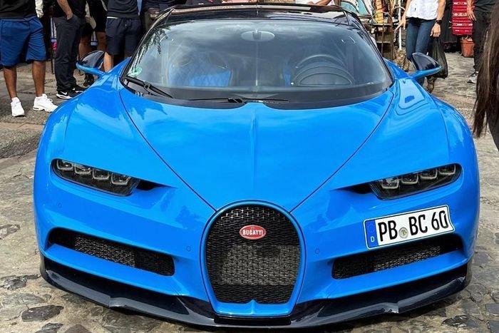  Thay thế cho Veyron, Bugatti Chiron được giới thiệu lần đầu vào năm 2016. Trái tim của Chiron là động cơ W16 với công suất 1.500 mã lực. Chỉ có 207 chiếc Chiron bản tiêu chuẩn được chế tạo. 