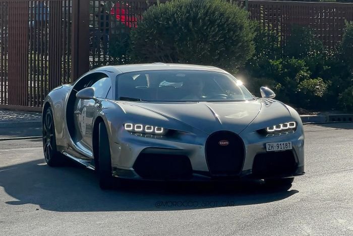  Chiếc Bugatti Chiron Super Sport gặp tai nạn cũng là phiên bản giới hạn 60 chiếc, sở hữu động cơ W16 dung tích 8.0L, sản sinh công suất 1.600 mã lực và mô-men xoắn 1.600 Nm, vốn có giá khởi điểm lên đến 3,9 triệu USD. 