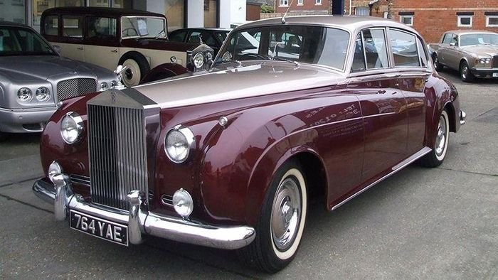  Ngoài Phantom, Donald Trump còn sở hữu thêm một mẫu xe khác cũng thuộc Rolls-Royce là chiếc Silver Cloud 1956. Theo nhiều nguồn tin, đây là chiếc ôtô hạng sang đầu tiên tổng thống Mỹ từng sở hữu. Vì vậy, ông dành nhiều tình yêu cho mẫu xe này và giữ nó trong garage thay vì bán đấu giá. Trên thị trường thứ cấp, giá của một chiếc Silver Cloud đời 1956 khoảng 120.000 USD. 