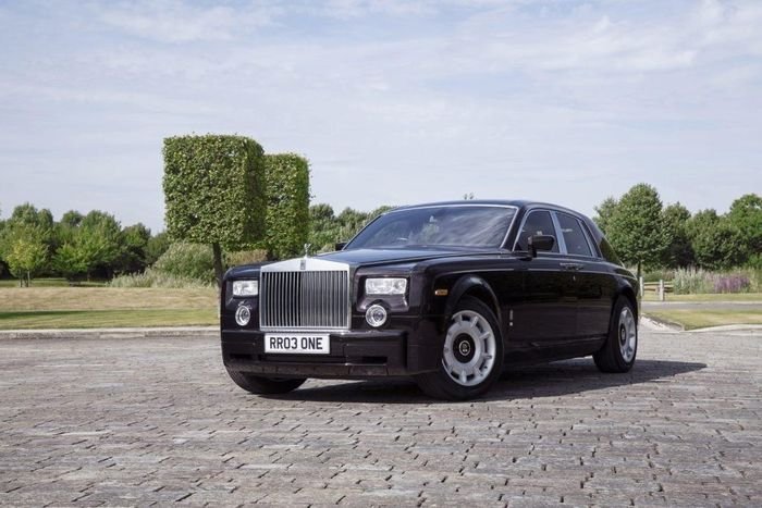  Cung cấp sức mạnh cho Rolls-Royce Phantom 2010 là động cơ V12 dung tích 6.75L, sản sinh công suất tối đa 453 mã lực. Đầu năm 2021, chiếc xe được mang ra đấu giá trên sàn Mecum Auctions với giá khoảng 300.000-400.000 USD, đắt gần gấp đôi những chiếc Phantom cùng đời. 