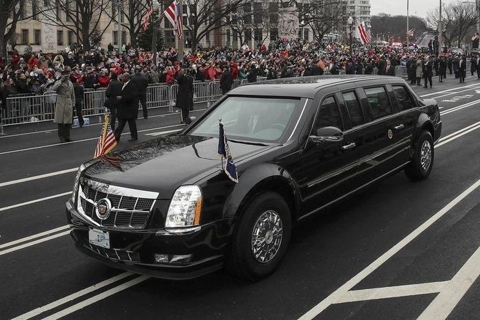  Trước khi bước vào nhà Trắng, chiếc xe được ông Trump sử dụng nhiều nhất là Modern Cadillac Limo “The Beast”. Xe sở hữu khối động cơ V12, sản sinh công suất 453 mã lực và dẫn động bởi hộp số tự động 6 cấp. "Quái thú" này có giá đến 500.000 USD. 